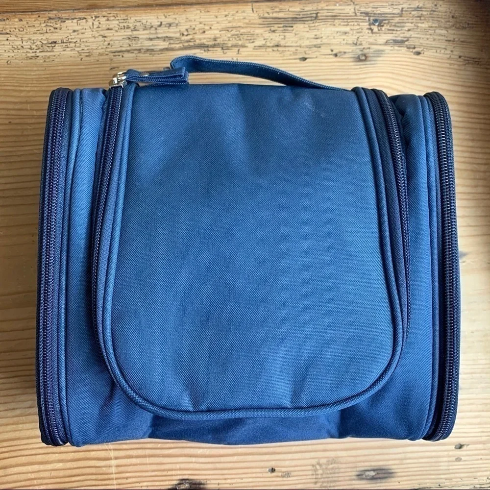Hanging travel gym bag